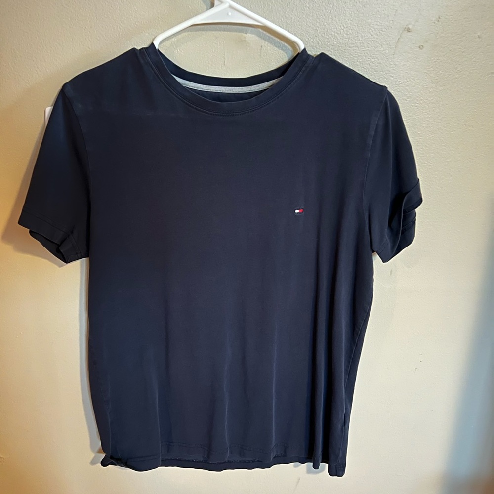 Tommy Hilfiger navy tee shirt size M, lightly used. Perfect condition.